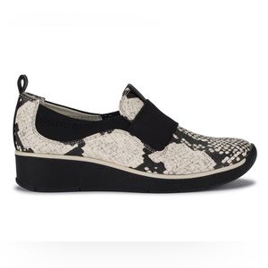 BareTraps Black & Cream Snake-Embossed Garner Wedge Loafer- Size 11